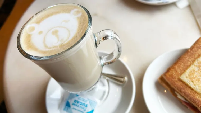 ピースボート船内インターナショナルカフェのカフェラテ