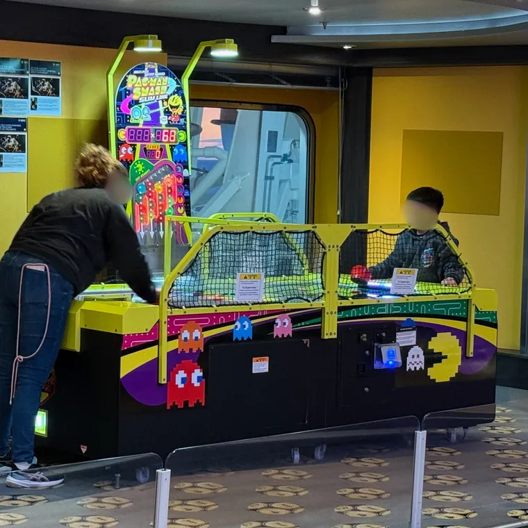 パックマン柄のエアホッケー台がある船内ゲームコーナー