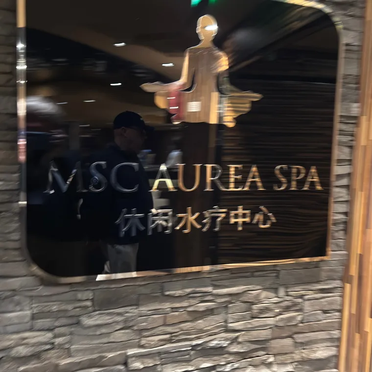 MSC Aurea Spa の看板がある船内スパ入口