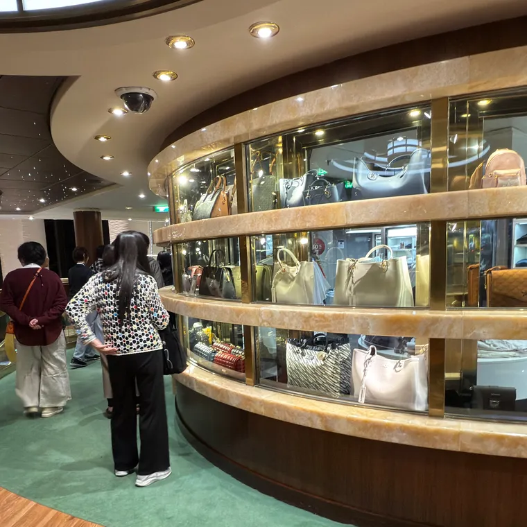 バッグや小物が並ぶMSCスプレンディダの船内ショップ