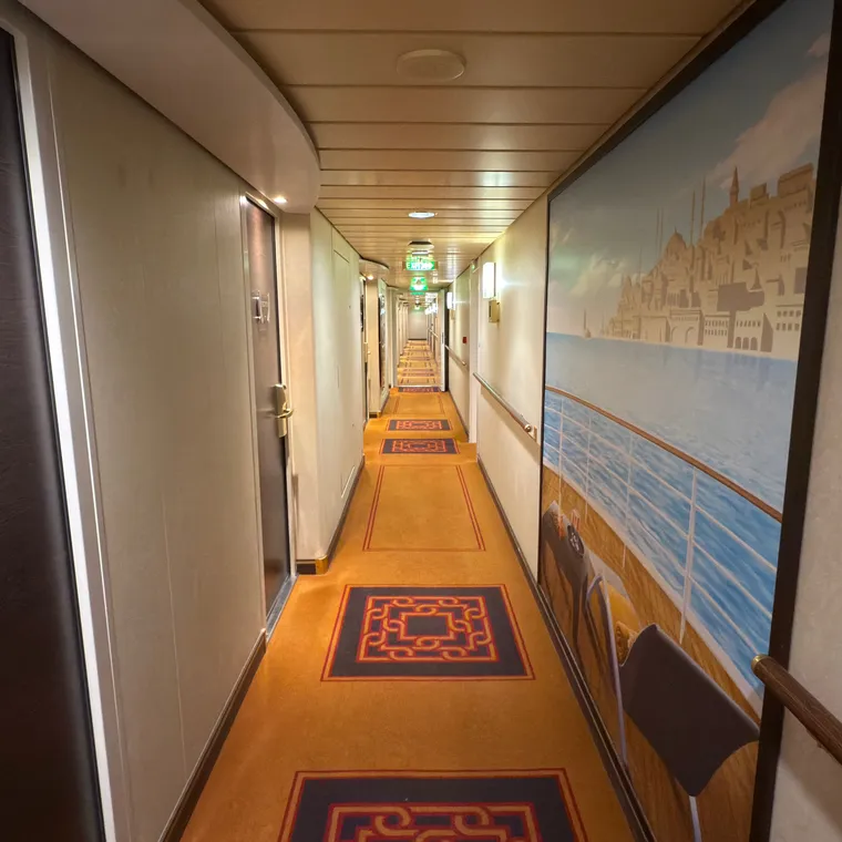 客室のドアが並ぶMSCスプレンディダの通路