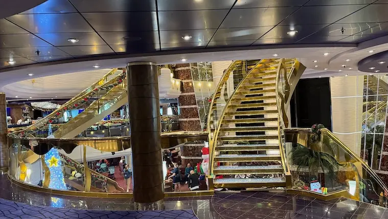 きらめく階段があるMSCスプレンディダのアトリウム