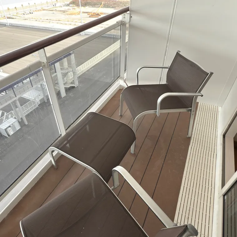 茶色いイスが2脚置かれたMSCスプレンディダのバルコニー