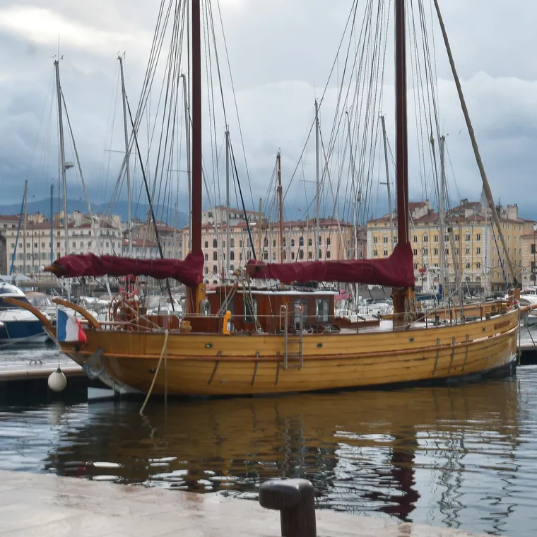 雨上がりのマルセイユ旧港に停泊する木造の帆船