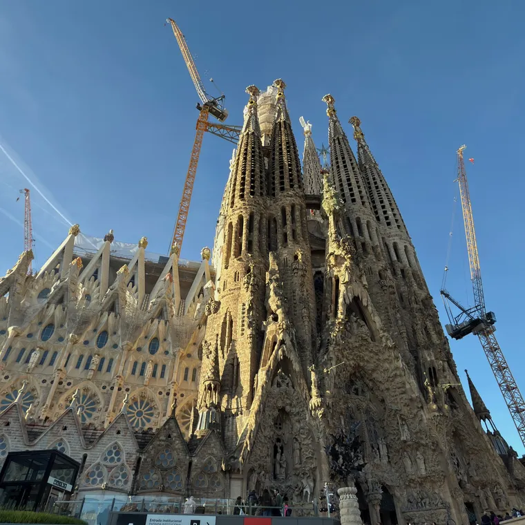 青空の下にそびえるサグラダ・ファミリア