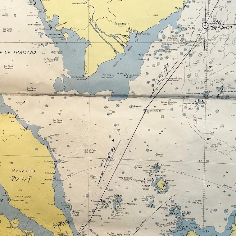 シンガポール方面へ航路の線と書き込みが記された東南アジア周辺の海図