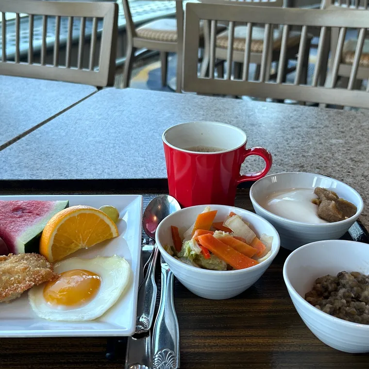 卵、野菜、果物、ヨーグルトなどをトレーに盛ったパシフィック・ワールドのブランチ