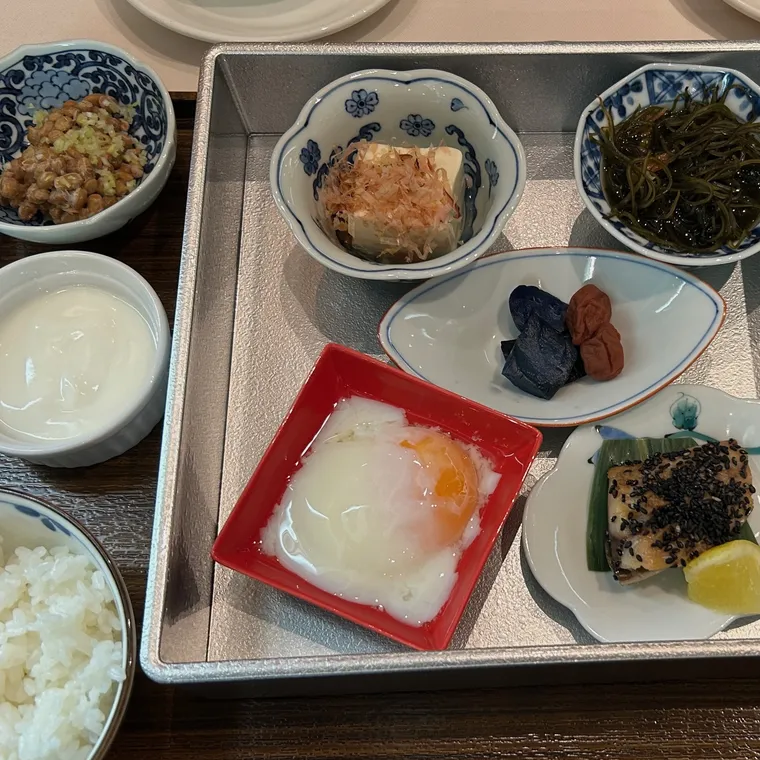 焼き魚、温泉卵、納豆、豆腐、海藻などが並ぶパシフィック・ワールドの和定食