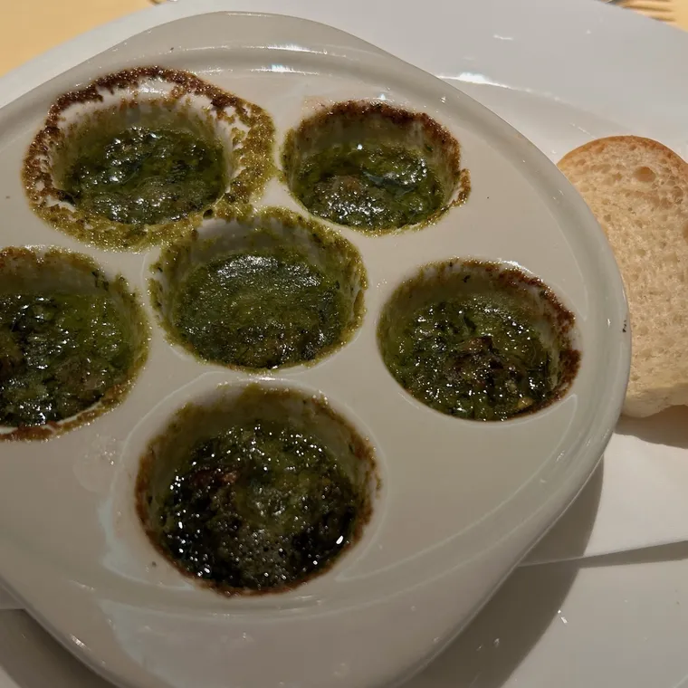 緑色の香草バターで焼かれた6個のエスカルゴとパン