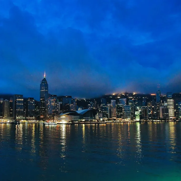 海の向こうに広がる早朝の香港島の高層ビル群と街の灯り