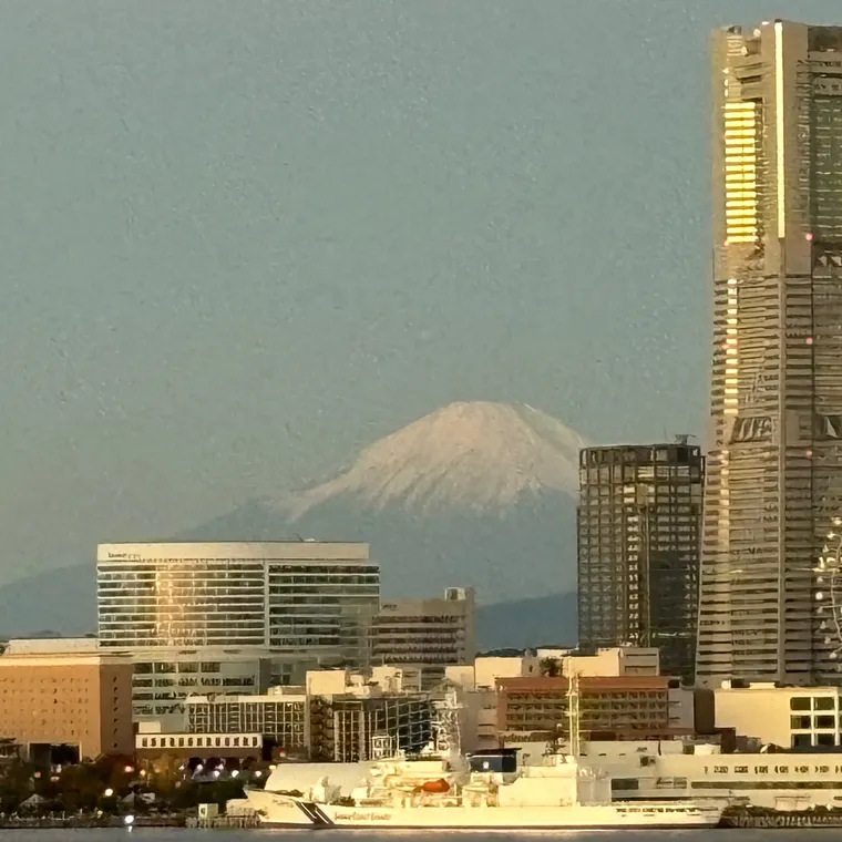 横浜みなとみらいの高層ビル群と、その奥に見える富士山