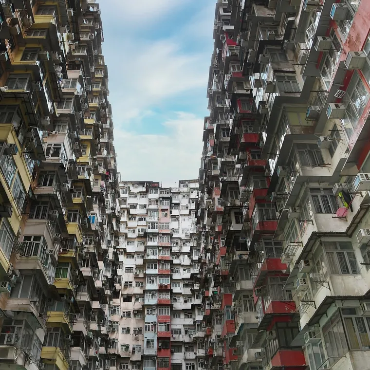 香港のモンスターマンションで四方を囲むように建つ高層住宅群