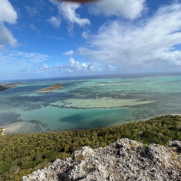 高台から見下ろしたモーリシャスの青緑色の海とサンゴ礁