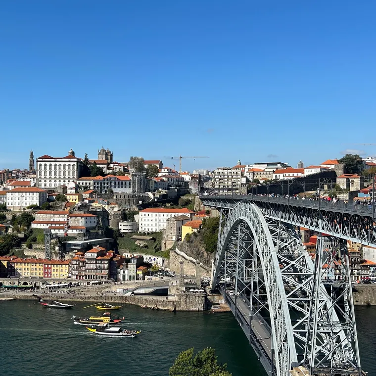 ドウロ川に架かるドン・ルイス1世橋とポルト旧市街の赤い屋根