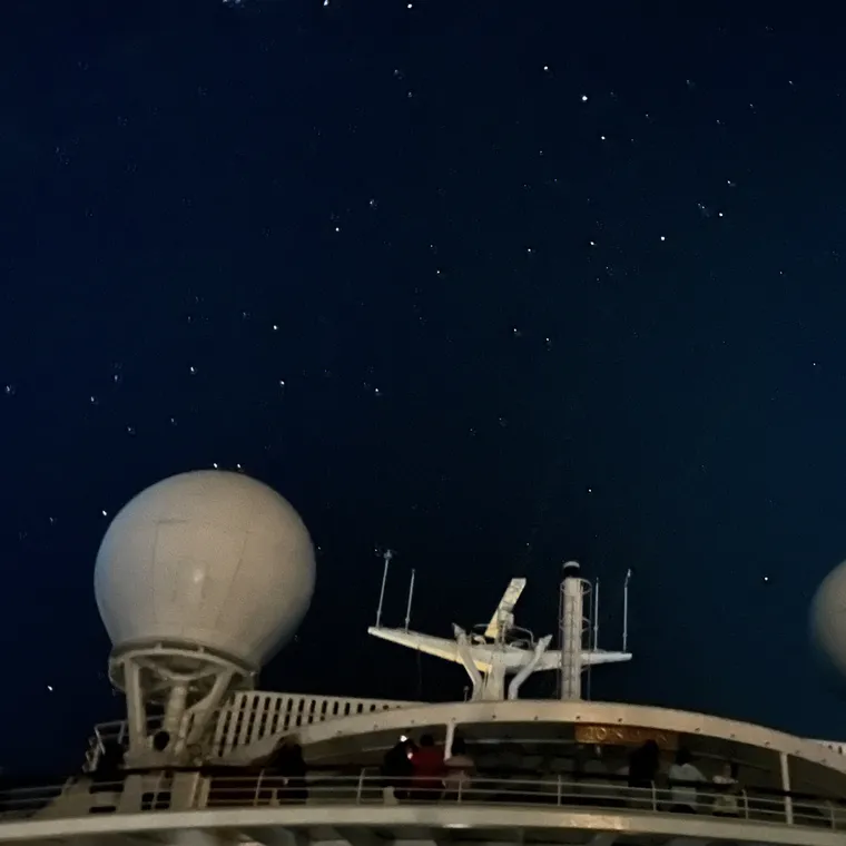 船のレーダードームとマストの上に広がる星空