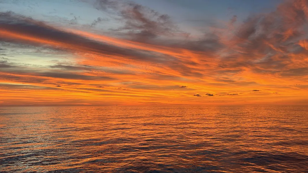 南太平洋の海と空を一面オレンジ色に染める夕日