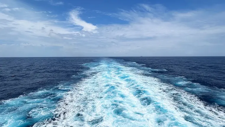 ピースボートの船尾から見た青い海と白い航跡