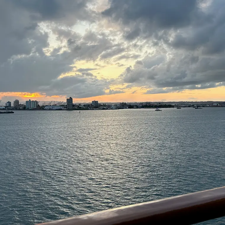 パナマ運河を進む船から見た、朝焼けの空と水面