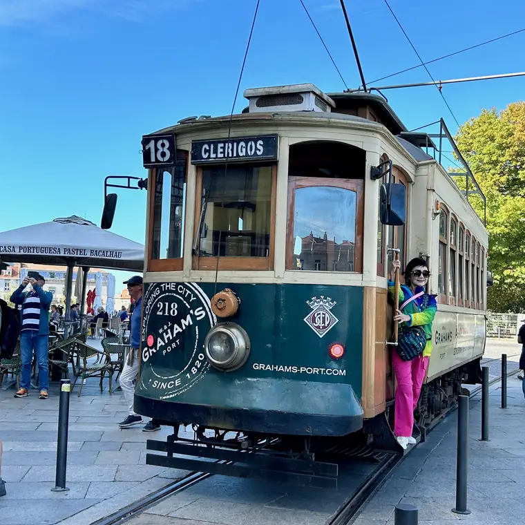 ポルトの街を走るレトロな緑色の路面電車