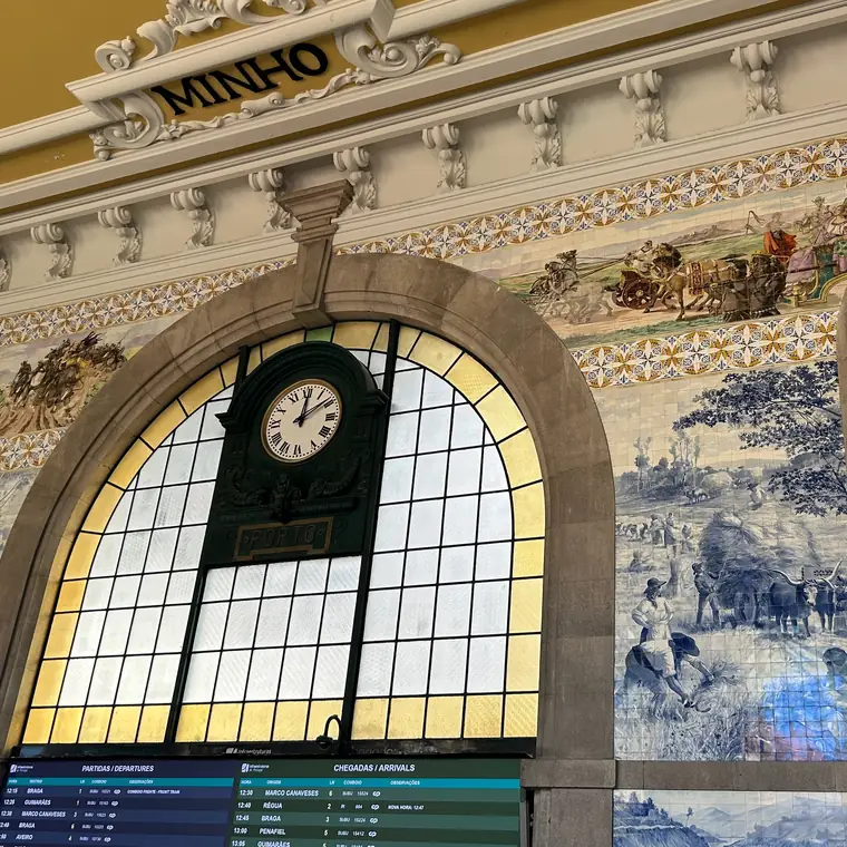 ポルトのサン・ベント駅にある時計と青いアズレージョの壁画