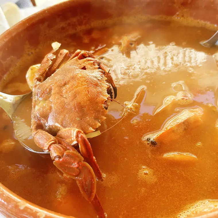 ポルト寄港日の昼食に食べたカニ入りの魚介の鍋料理