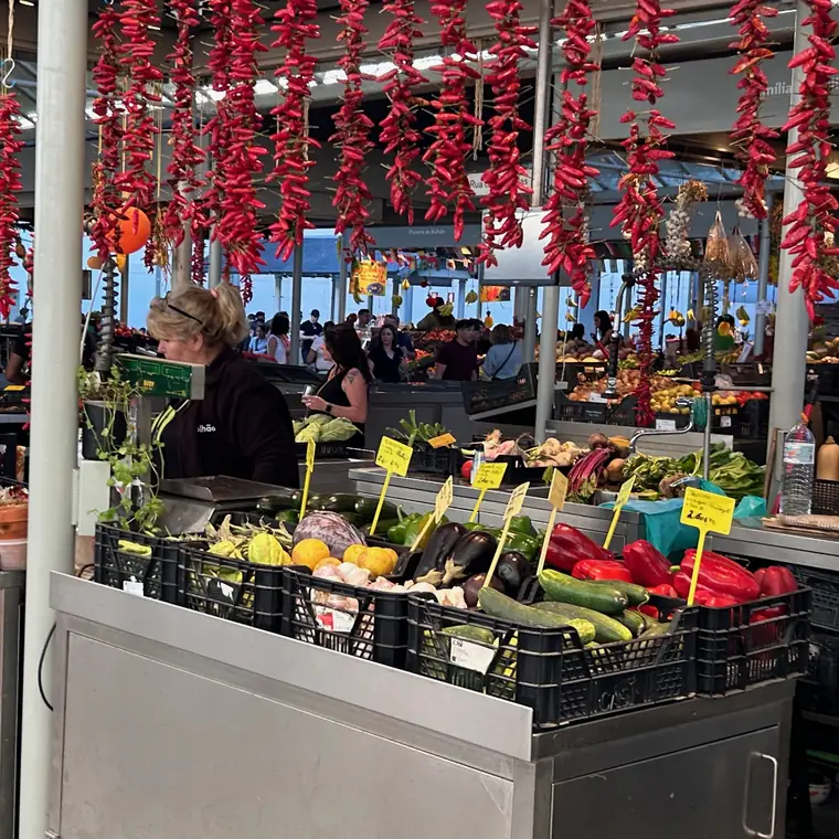 ポルトのボリャオン市場で吊り下げられた赤い唐辛子と野菜の売り場