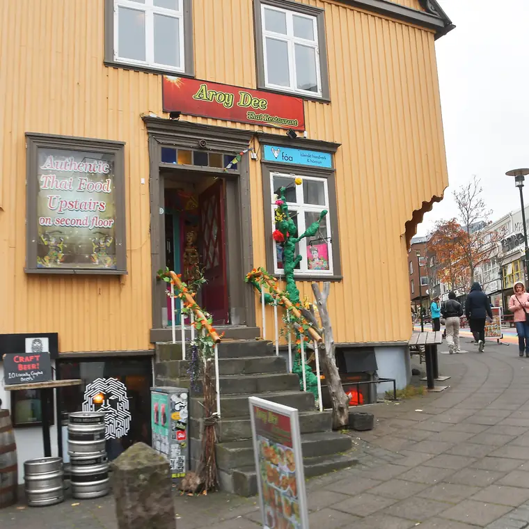 レイキャビクの通り沿いに建つ黄色い木造の店