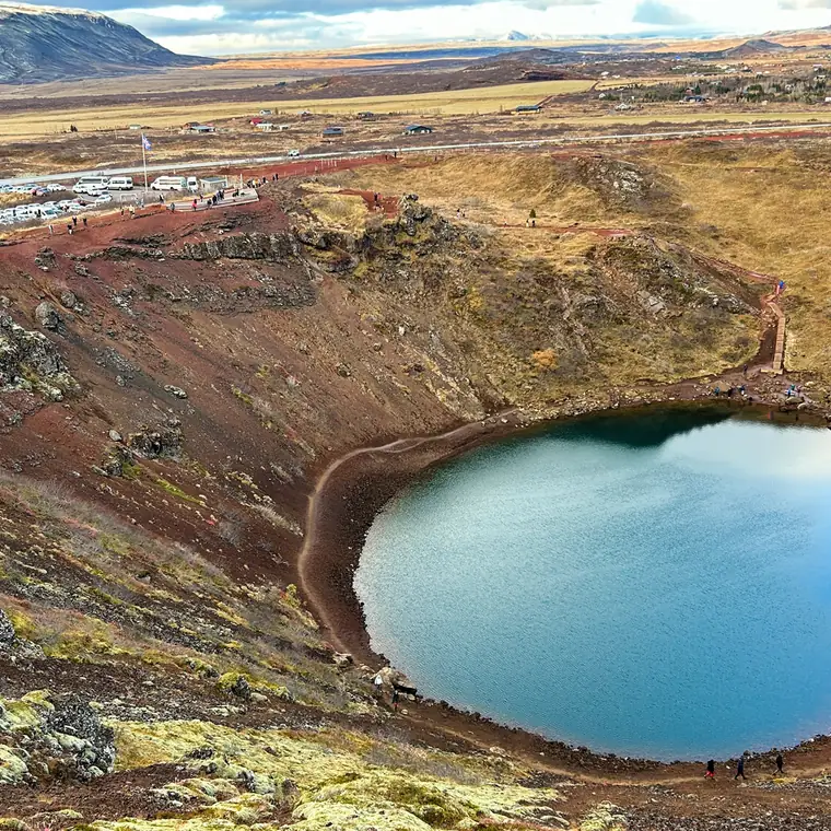 アイスランドのケリズ火口湖と赤茶色の斜面を高い場所から見た景色