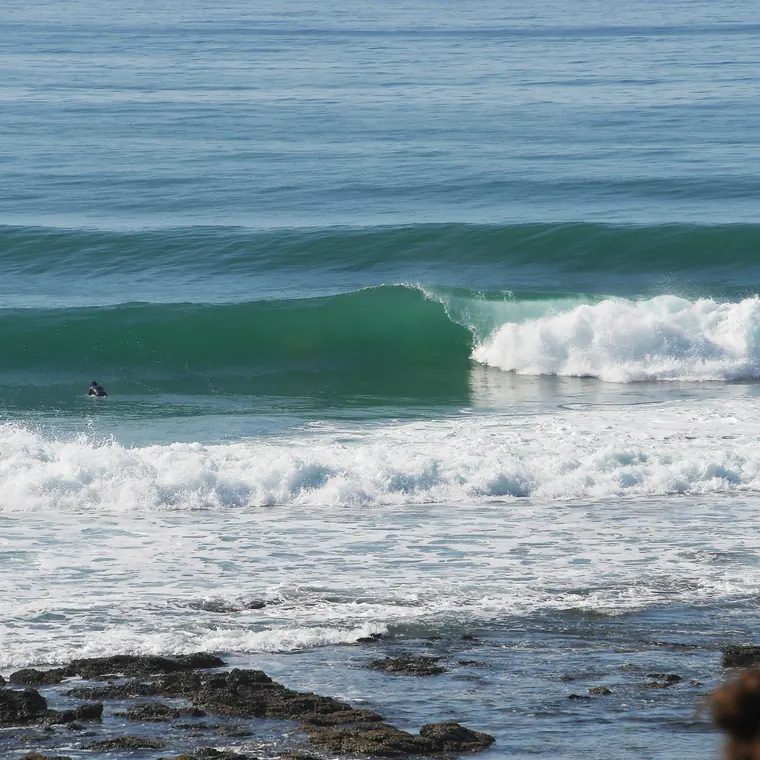 海岸で崩れ始める青緑色の大きな波