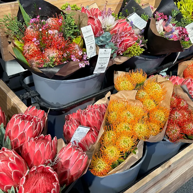 店先に並ぶ赤や黄色、白のさまざまな花