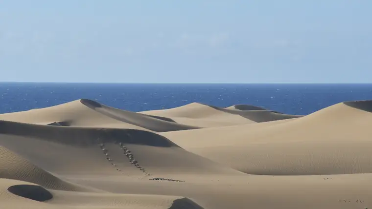 幾重にも重なるマスパロマスの砂丘と、その向こうの青い海