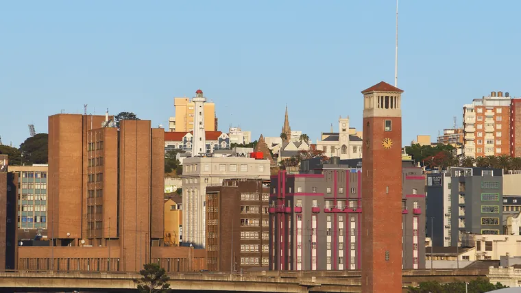 南アフリカ・ポートエリザベスの街並みと時計塔