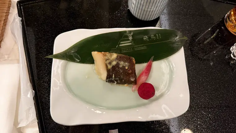 白い角皿に盛られた銀鱈の西京焼きと付け合わせ