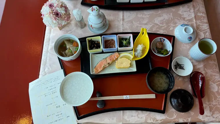 フォーシーズンズ・ダイニングルームでいただいた和朝食の膳