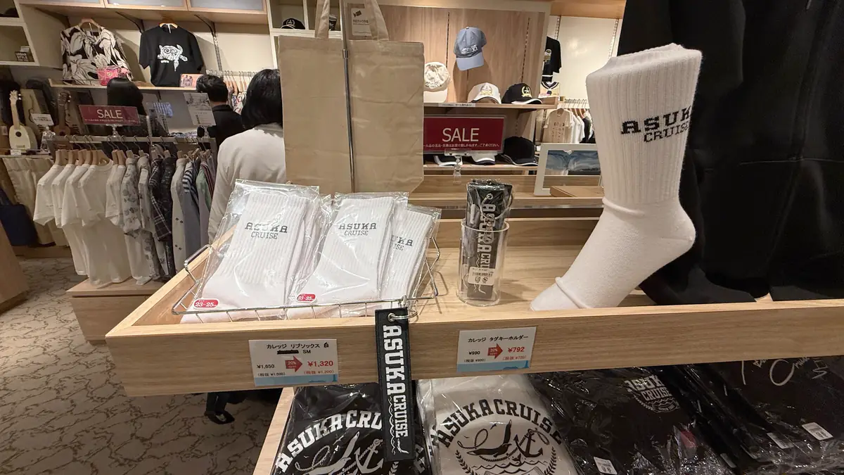 ASUKAロゴの靴下やキーホルダーなど。撮影時にはセール品もありました。