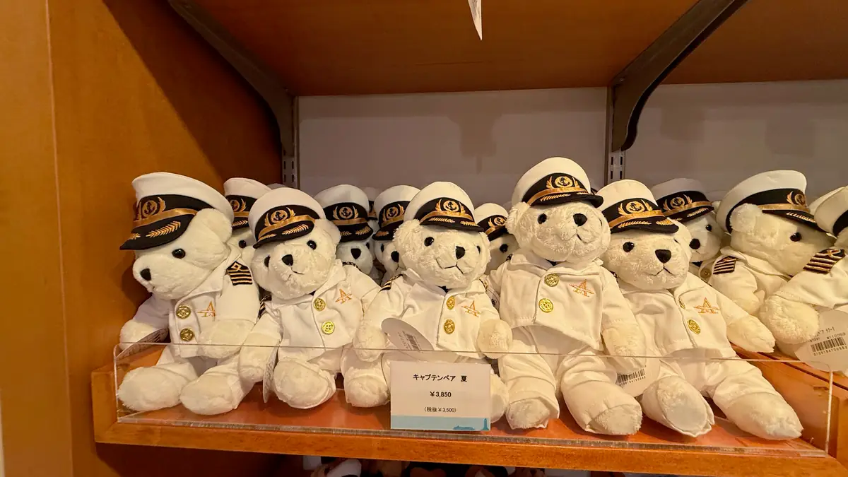 白い夏服のキャプテンベア。3,850円。