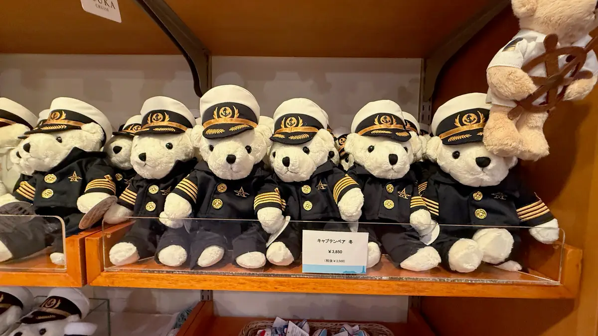 紺色の冬服を着たキャプテンベア。3,850円。