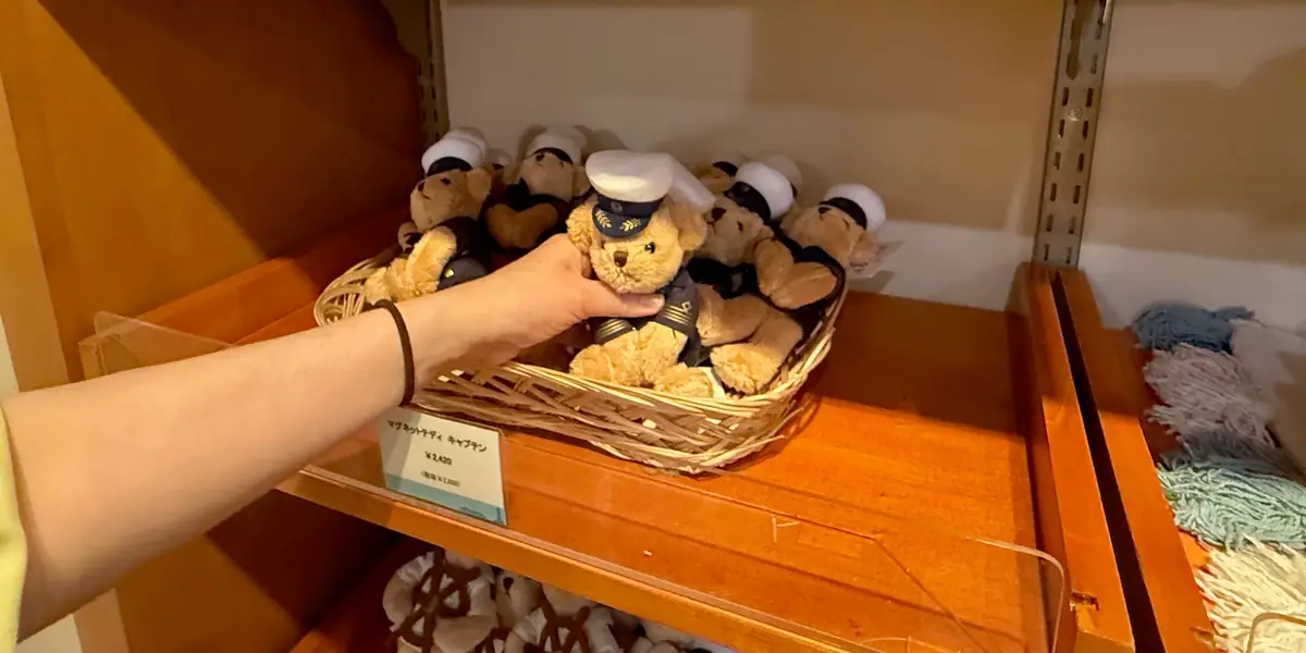 ふたりで欲しくなったマグネットテディ キャプテン。2026年10月乗船時2,420円。