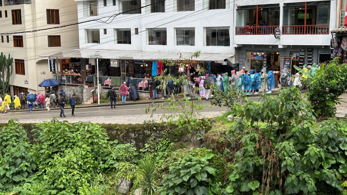 マチュピチュ村の川沿いの街並み