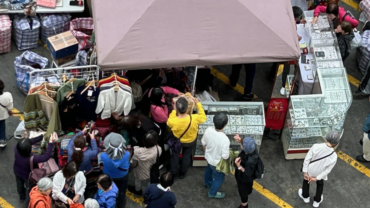 カヤオ港の船の前でニットやバッグなどのペルー土産を選ぶ乗客