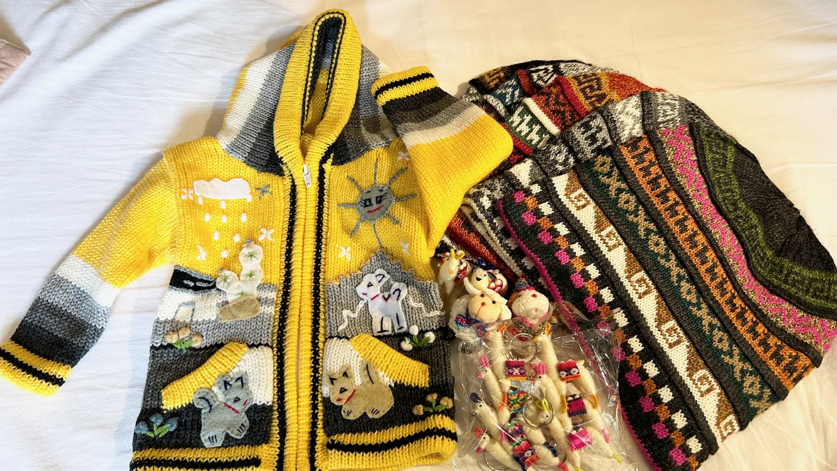 ペルーのカヤオ港で買った柄物のニット帽と黄色い子ども用カーディガン