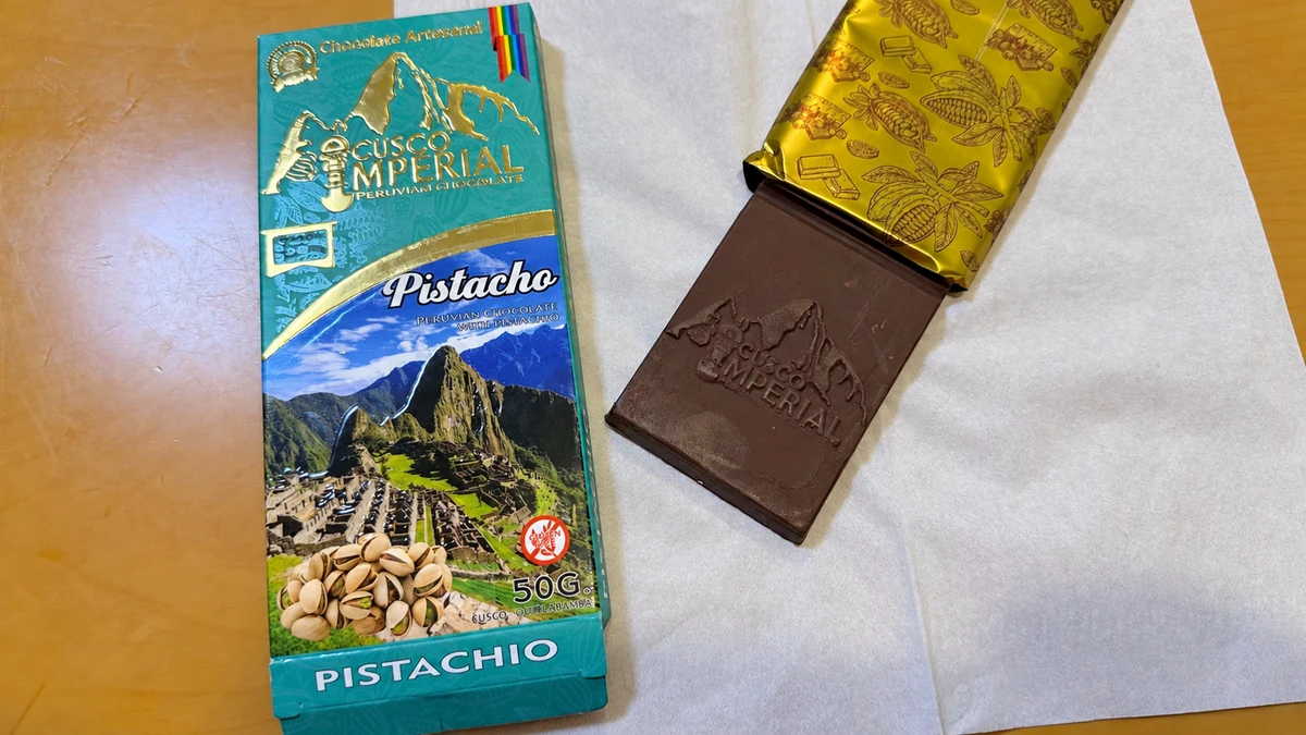クスコの市場で買ったペルーのピスタチオ入りチョコレート。マチュピチュ柄の箱と開封した板チョコ