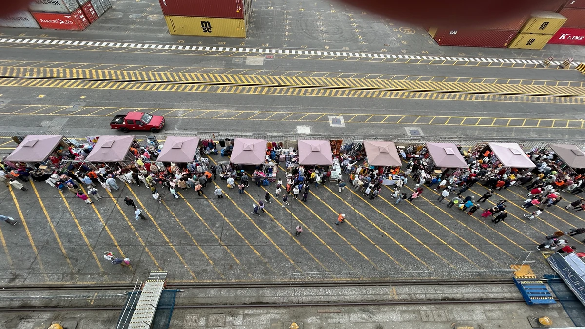 ペルーのカヤオ港で船の前に並ぶお土産のテントと買い物をする乗客