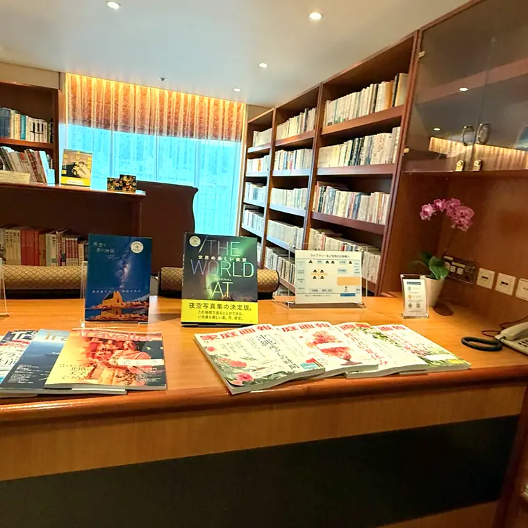 本棚や本が並ぶ船内の読書スペース