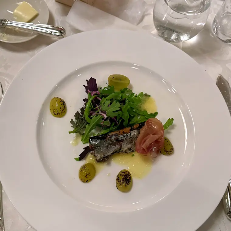 白い皿に盛り付けられた秋刀魚を使った洋食料理