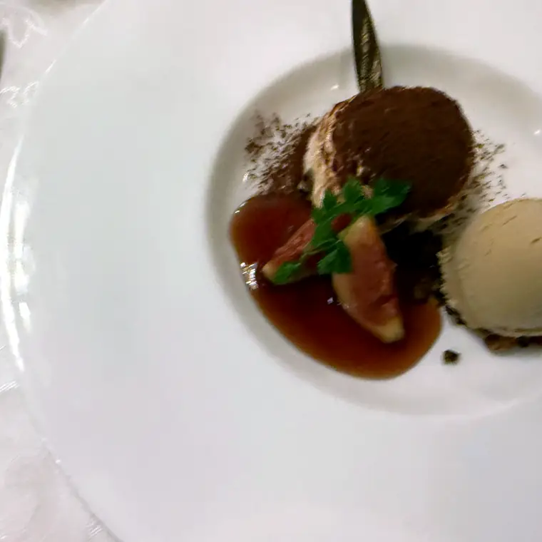 洋食ディナーで出たソースとアイスを添えたデザート