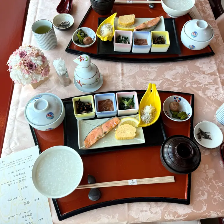 ご飯、魚、汁物や小鉢が並ぶ飛鳥Ⅱの和朝食のお膳