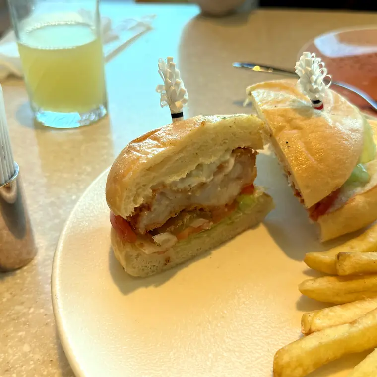 半分に切ったフィッシュバーガーとフライドポテト