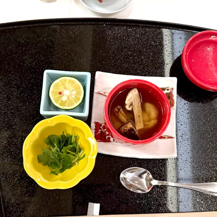 黒いお膳に彩りよく並べられた和食ディナーの先付け３品
