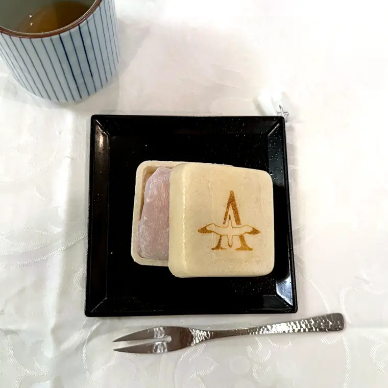 飛鳥Ⅱのロゴを模した最中が黒い小皿に置かれている